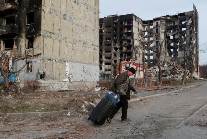 Un habitant fuit Marioupol, assiégée et presque entièrement détruite par les bombardements russes, le 30 mars 2022.