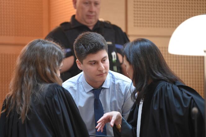 Nicolás Zepeda y sus abogados, el primer día de su juicio, en el juzgado de Besançon, 29 de marzo de 2022.