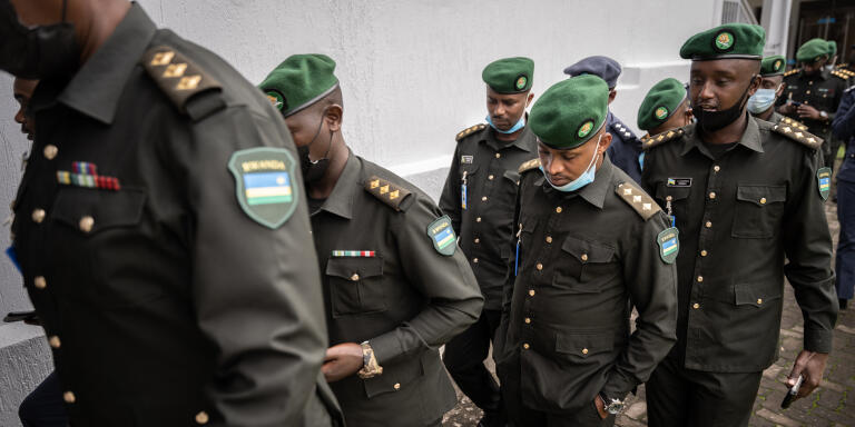 Un groupe de capitaines et majors de l’armée rwandaise, Rwanda Defence Forces (RDF) se rend à une formation sur le maintien de la paix à la Rwanda Peace Academy (RPA) de Musanze, dans le nord ouest du Rwanda, le 14 février 2022. L’académie forme des militaires venus de toute l’Afrique de l’Est aux missions de maintient de la paix sous l’égide de l’Organisation des Nations Unies (ONU) et de l’Union Africaine (UA).