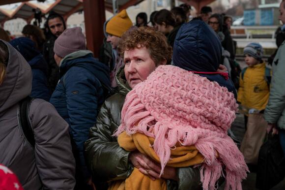 Des réfugiés ukrainiens montent dans un train en direction de Varsovie à la gare de Przemysl, près de la frontière polono-ukrainienne, le 31 mars 2022. Les Nations unies ont déclaré, le 31 mars 2022, que l’exode des réfugiés d’Ukraine était une « crise humanitaire massive » qui s’aggravait de seconde en seconde, après que 40 000 autres personnes ont fui le pays en vingt-quatre heures.