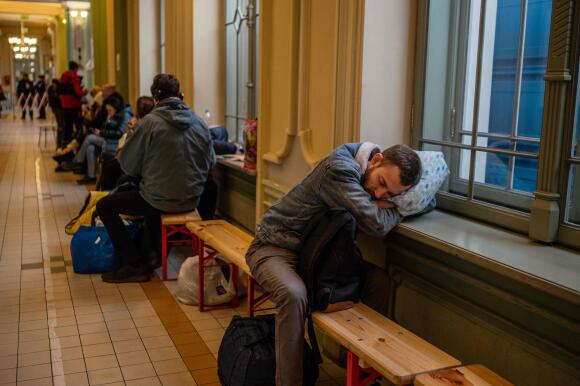 Un réfugié d'Ukraine dort dans le hall de la gare principale de Przemysl, dans le sud-est de la Pologne, près de la frontière polono-ukrainienne, le 31 mars 2022.