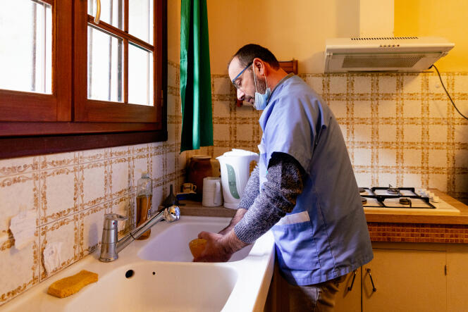 Fabrice Gaillard, life assistant at Marie-Thérèse Guilbaud's home, in Vielle-Aure (Hautes-Pyrénées), on March 29, 2022.