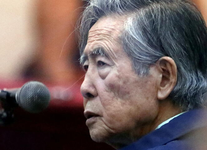 L’ancien président du Pérou Alberto Fujimori assiste à un procès en tant que témoin à la base navale de Callao, au Pérou, le 15 mars 2018.