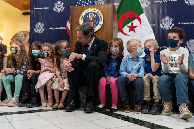 Le secrétaire d’État américain Antony Blinken discute avec les enfants du personnel de l’ambassade à Alger, en Algérie, le 30 mars 2022.