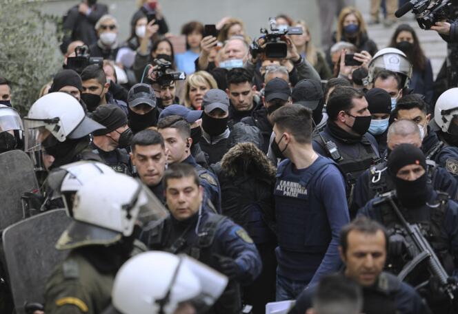 Roula Pispirigou (au centre avec une veste à capuche), escortée par la police à son arrivée au tribunal d’Athènes, le 31 mars 2022. 