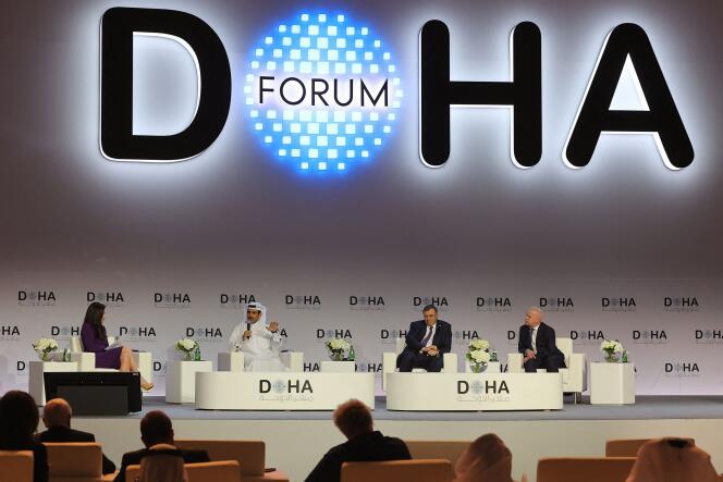 Saad Sheridan al-Kafi (in Weiß), Minister für Energieangelegenheiten, ist Vorsitzender und CEO von Qatar Energy, gefolgt von Patrick Boanne von Total Energy und Anders Opal, Präsident und CEO von Equinox.  Doha-Forum, 26. März 2022.