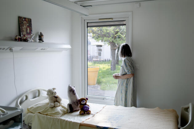 Une résidente regarde le jardin intérieur du pavillon de l’O depuis la fenêtre de sa chambre, le 25 mars 2022.