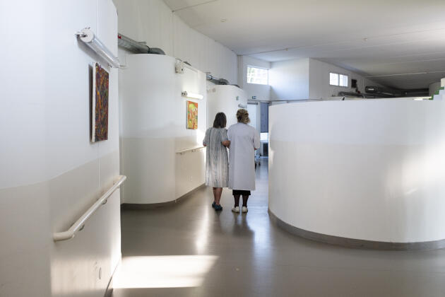 Une membre du personnel soignant accompagne une résidente à regagner sa chambre au pavillon de l’Orbe, unité de soins longue durée de l’hôpital Charles-Foix, à Ivry-sur-Seine, le 25 mars 2022.