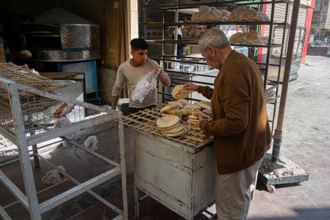 In a bakery on a market in Cairo, March 17, 2022. The surge in bread prices, triggered by Russia's invasion of Ukraine, is impacting consumers' purchasing power in Egypt, the main importer of wheat from the former Soviet states.