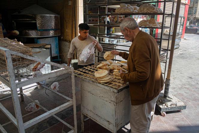 En una panadería en un mercado de El Cairo, 17 de marzo de 2022. El aumento de los precios del pan, provocado por la invasión rusa de Ucrania, está afectando el poder adquisitivo de los consumidores en Egipto, el principal importador de trigo de los antiguos estados soviéticos. 