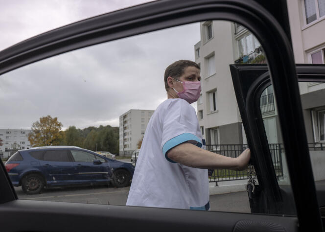 Marie-Christine Pach, aide à domicile, raccompagne l’un de ses patients après l’avoir emmené faire des courses, à Soissons (Aisne), le 26 octobre 2021