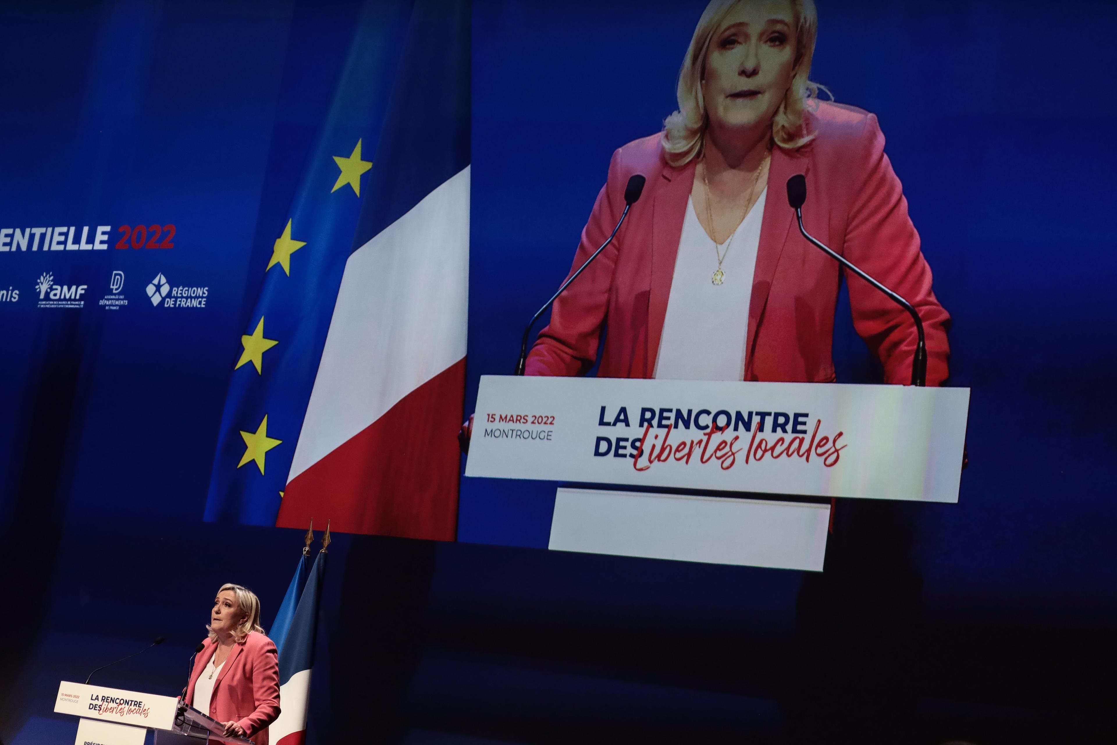 Marine Le Pen, lors de son audition devant l’Association des maires de France, les Régions de France et l’Association des départements de France. A Montrouge (Hauts-de-Seine), le 15 mars 2022.