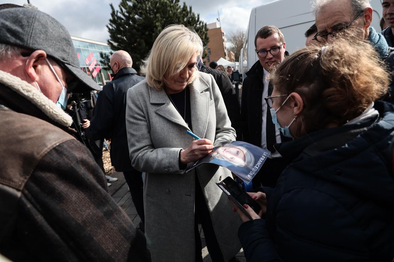 Marine Le Pen, sur le marché de Dunkerque (Nord), le 12 mars 2022.