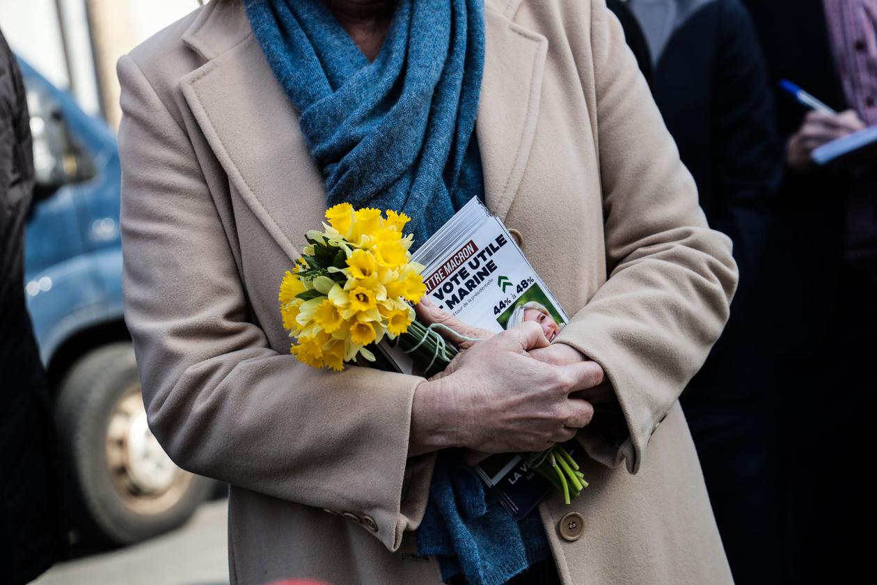 Marine Le Pen tenant ses tracts de campagne, sur le marché de la ville de Hénin-Beaumont (Pas-de-Calais), le 22 mars 2022. 