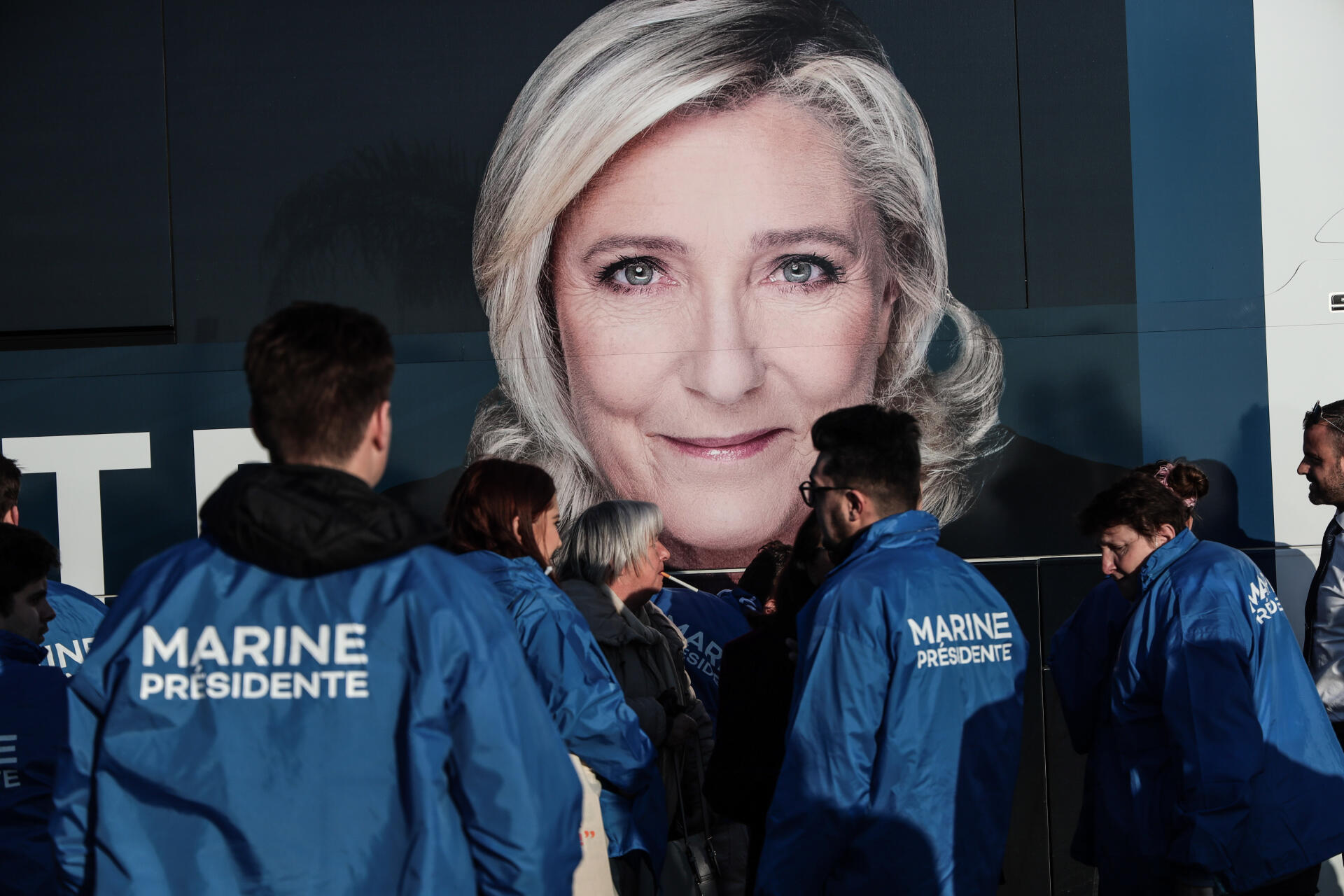 Arrivée du bus de campagne et des militants à Menton (Alpes-Maritimes), le 12 février 2022. 