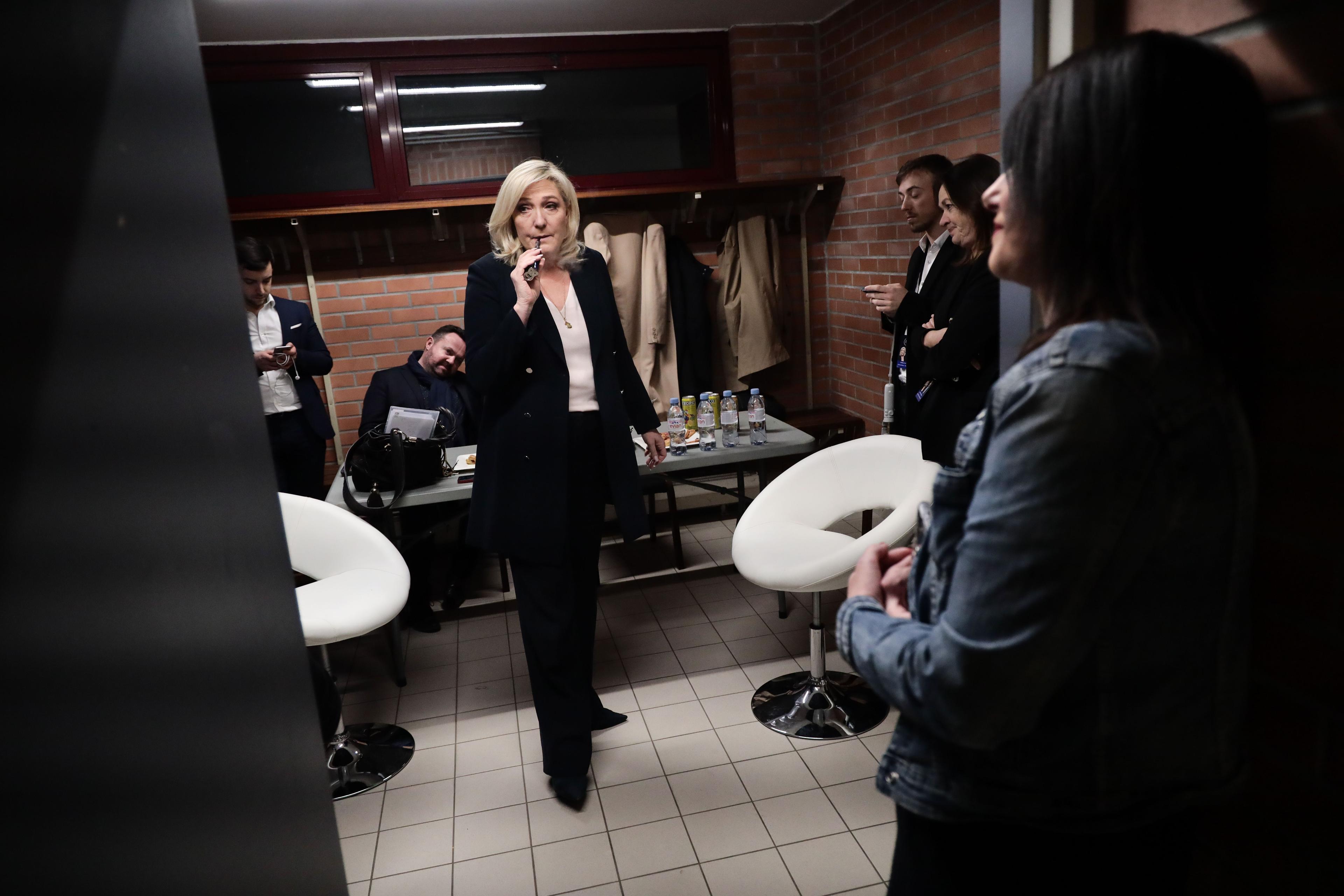 Marine Le Pen dans sa loge en amont de l'émission de BFM-TV « La France dans les yeux », à Hénin-Beaumont (Pas-de-Calais), le 22 mars 2022. 