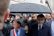 Emmanuel Macron en déplacement, jeudi 31 mars, à Fouras, en Charente-Maritime.