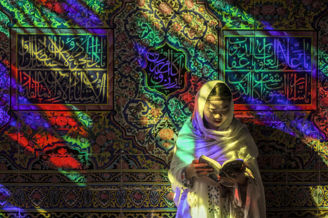 Una mujer musulmana en la mezquita Nassir-ol-Molk en Shiraz, Irán, en 2017.