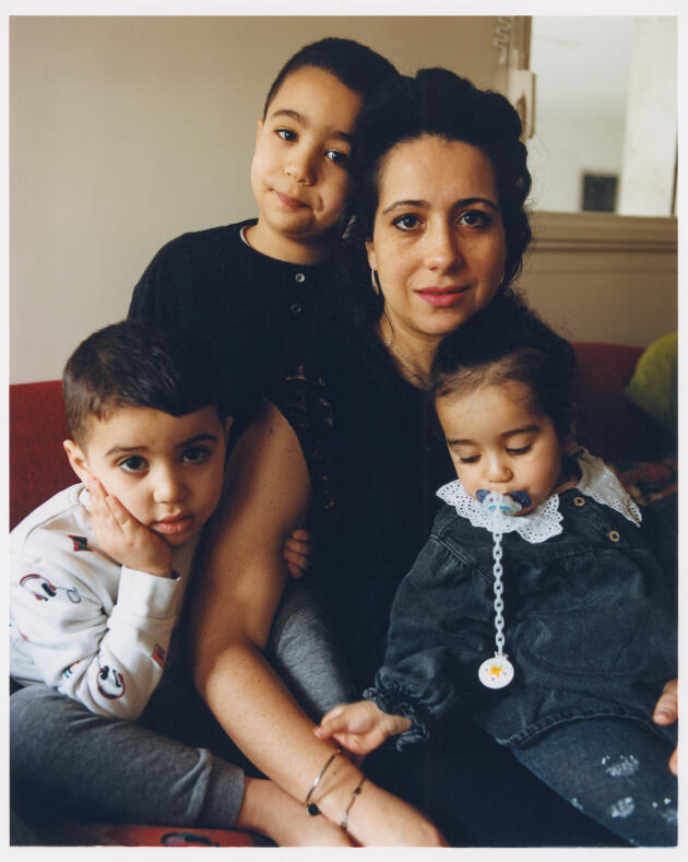 Sophia Idris, avec ses trois enfants, chez elle à Paris, en février 2022.