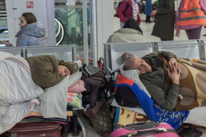 Des réfugiés ukrainiens à la gare centrale de Varsovie, le 12 mars 2022. 