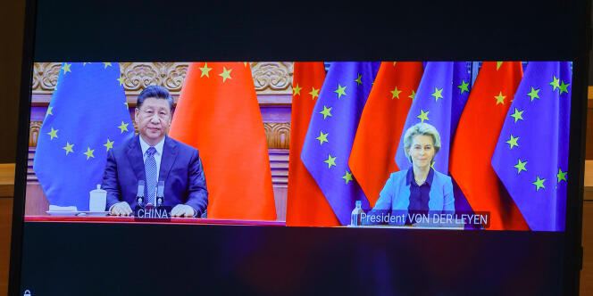 Chinese President Xi Jinping (left) and European Commission President Ursula von der Leyen in Brussels on April 1, 2022.