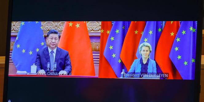 El presidente chino, Xi Jinping, y la presidenta de la Comisión Europea, Ursula von der Leyen, en Bruselas el 1 de abril de 2022.