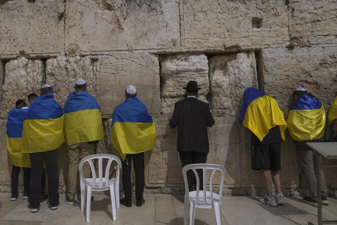 Eine in den Farben der Nationalflagge geschmückte ukrainische Delegation betet am 1. April 2022 vor der Klagemauer in Jerusalem.