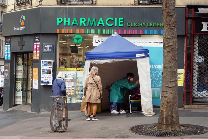 Des personnes patientent devant une pharmacie pour réaliser un test antigénique, à Paris, le 12 février 2022.
