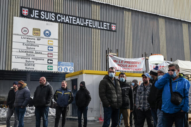Trabajadores en huelga en la planta de ferroaleaciones de Ferropem, en Château-Feuillet (Saboya), el 9 de diciembre de 2021.