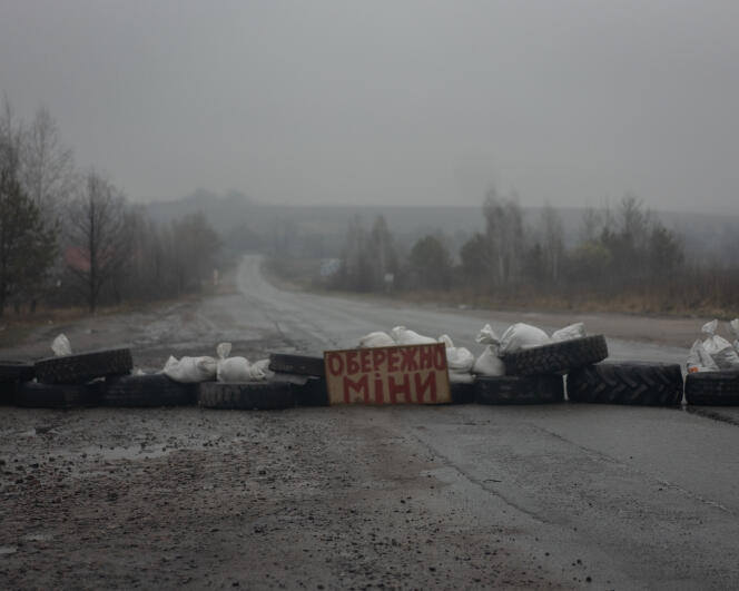 Una barricada bloquea una carretera llena de minas al sur de Kiev el 1 de abril de 2022.