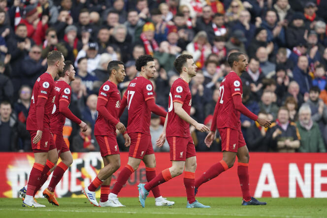 Jugadores del Liverpool durante el partido de la Premier League contra el Watford, en Anfield, el 2 de abril de 2022.