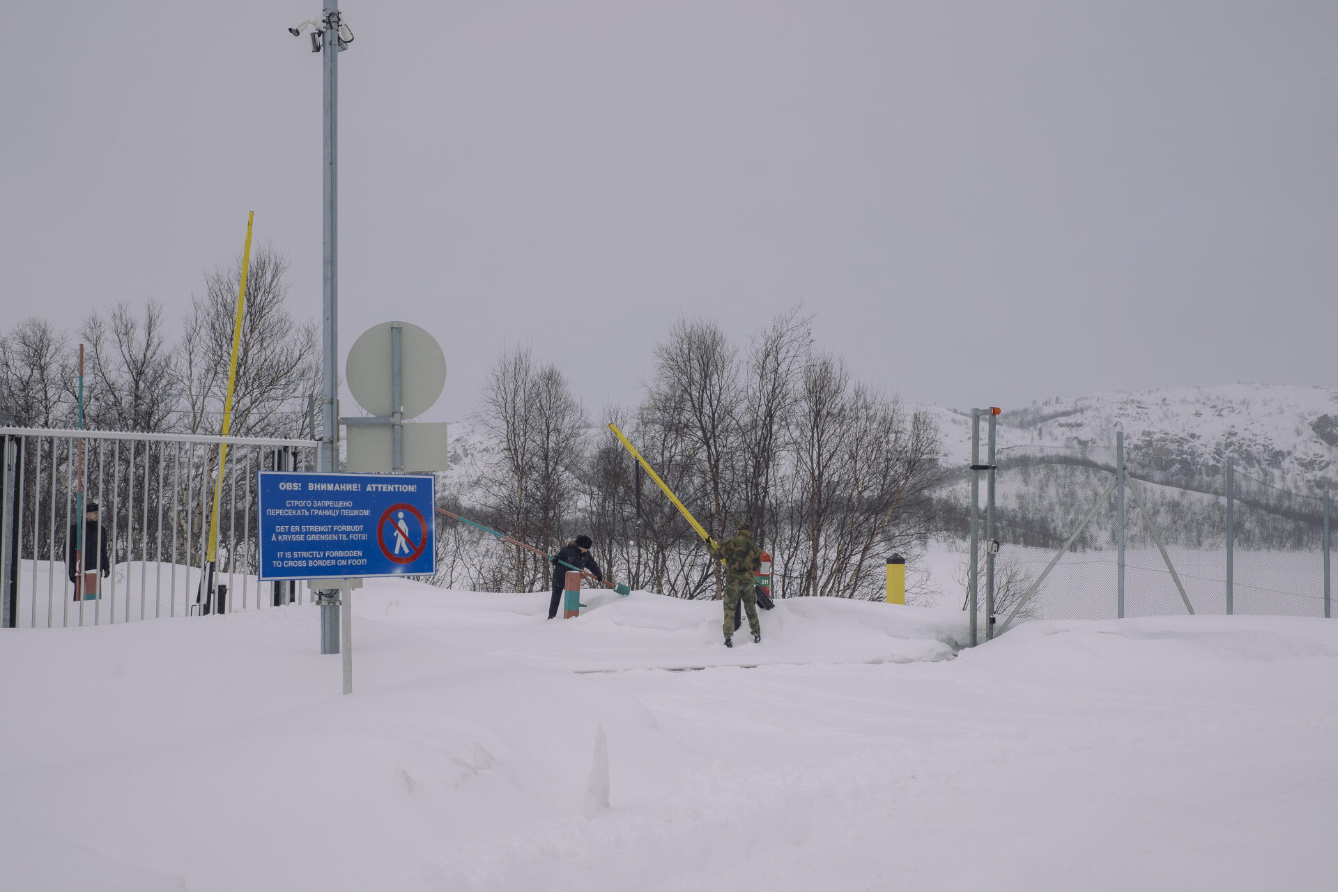 Comme chaque jour, les gardes-frontières russes et norvégiens ouvrent le poste-frontière de Storskog à 8 heures, le 30 mars 2022.