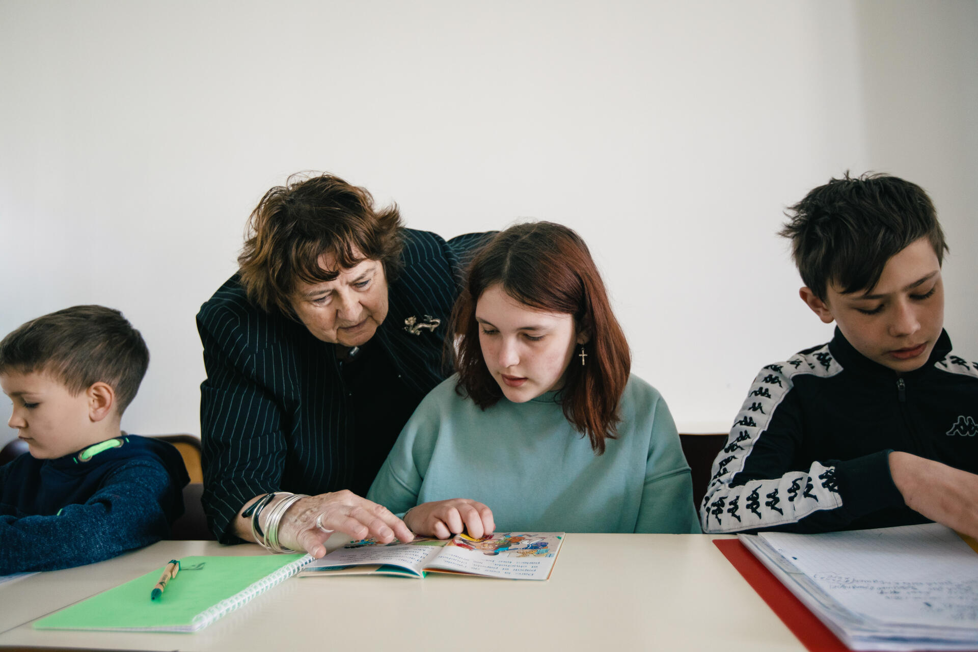 Elisabeth Ruellan, professeure de russe à la retraite, fait lire un texte en français à une adolescente ukrainienne ayant fui son pays en raison de la guerre, à l’Institut Emmanuel-d’Alzon, à Nîmes, le 1er avril 2022.