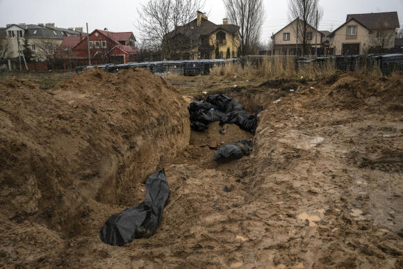 Un charnier à Boutcha, dans la banlieue de Kiev, en Ukraine, dimanche 3 avril 2022. Les soldats ukrainiens ont découvert des corps brutalisés et l’étendue des destructions dans la banlieue de Kiev, suscitant de nouveaux appels à une enquête sur les crimes de guerre et à des sanctions contre la Russie.