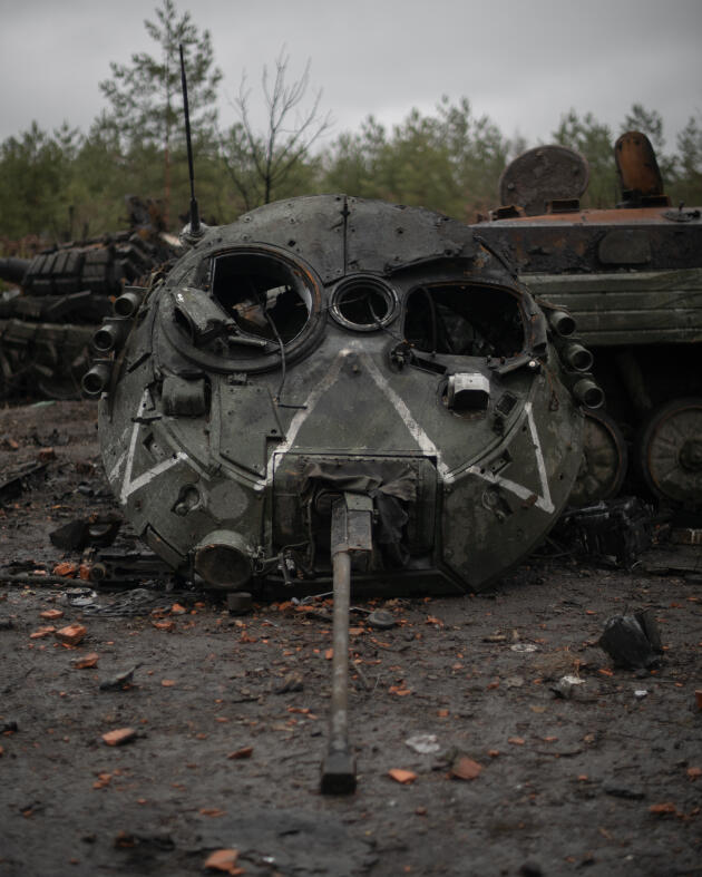 A destroyed tank belonging to the Russian army, on a road leading to Irpin, in western Kiev, has just been liberated by Ukrainian troops from the Russian army.  Ukraine, April 2, 2022.