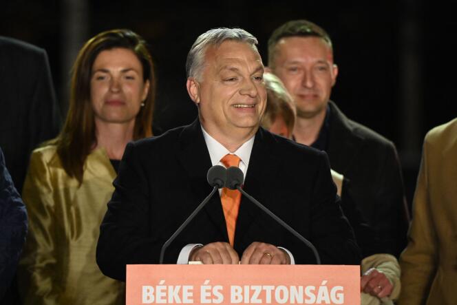El primer ministro húngaro, Viktor Orban, celebra la victoria de su partido Fidesz en las elecciones legislativas del 3 de abril de 2022 en Budapest.