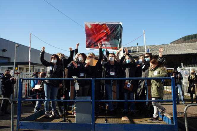 Des ex-salariés de la SAM (Société aveyronnaise de métallurgie) manifestent devant leur usine, à Viviez, le 22 janvier 2022.