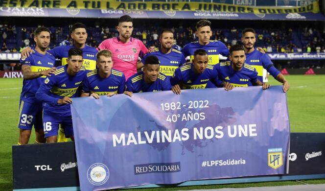 Les joueurs de Boca Juniors posent avec une bannière indiquant « Les Malouines nous unissent » avant un match du championnat de football argentin au stade La Bombonera de Buenos Aires, le 2 avril 2022.