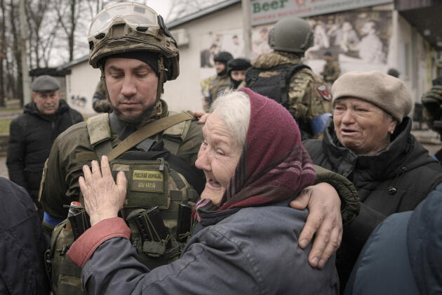 A woman kisses a Ukrainian soldier after a convoy of military and humanitarian vehicles arrived on Saturday (April 2) in Boutcha, a formerly Russian-occupied suburb of Kiev, Ukraine.