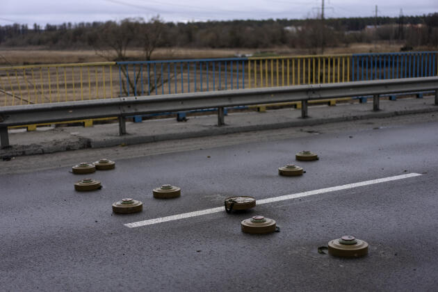 Anti-tank mines are laid on a bridge in Boutcha, on the outskirts of Kiev, Ukraine, Saturday, April 2, 2022.