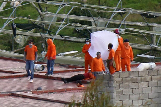 Los reclusos están en el techo de la prisión El Turi después de un motín en Cuenca, Ecuador, el 3 de abril de 2022.