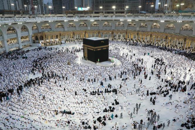 Los musulmanes se reúnen alrededor de la Kaaba, el santuario más sagrado del complejo de la Gran Mezquita en la ciudad saudí de La Meca, antes de las oraciones del primer día del mes de ayuno del Ramadán, el 2 de abril de 2022.