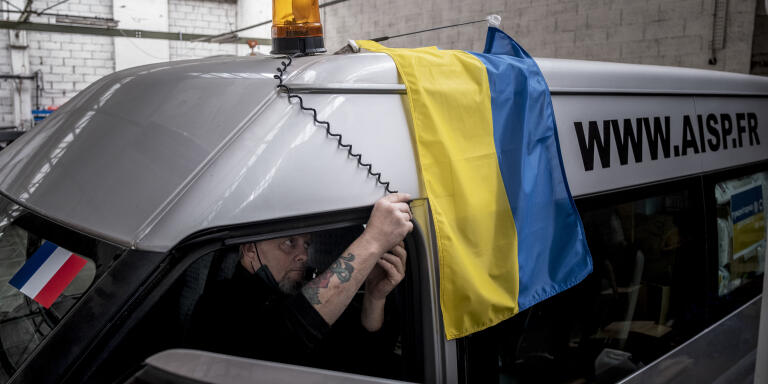 Vaulx-en-Velin le 30 mars 2022.
Eric Schnaebele, ancien Casque Bleu, de  l’Association internationale des soldats de la paix prépare son vehiculesavant de partir en convoi humanitaire jusqu'à Jytomyr, en Ukraine.