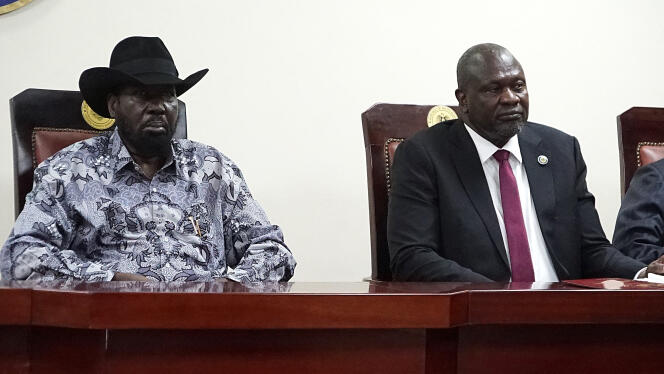 El presidente sudanés Salva Kiir (izquierda) y el líder de la oposición Riek Machar durante la firma de un acuerdo militar en Juba el 3 de abril de 2022.