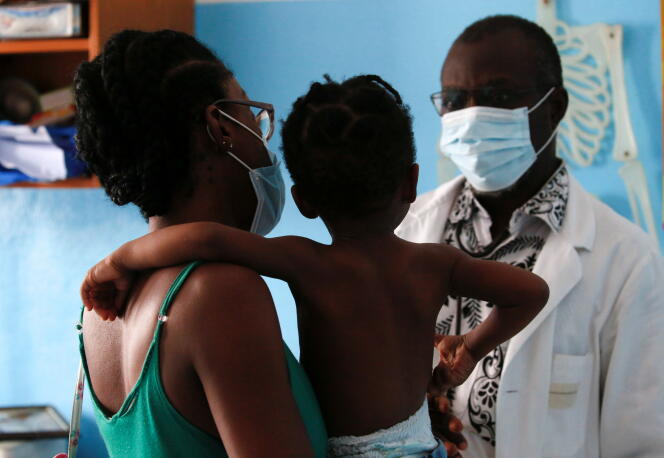 Un médecin s’apprête à examiner une fillette souffrant de paludisme dans une clinique d’Abidjan, en Côte d’Ivoire, en octobre 2021.