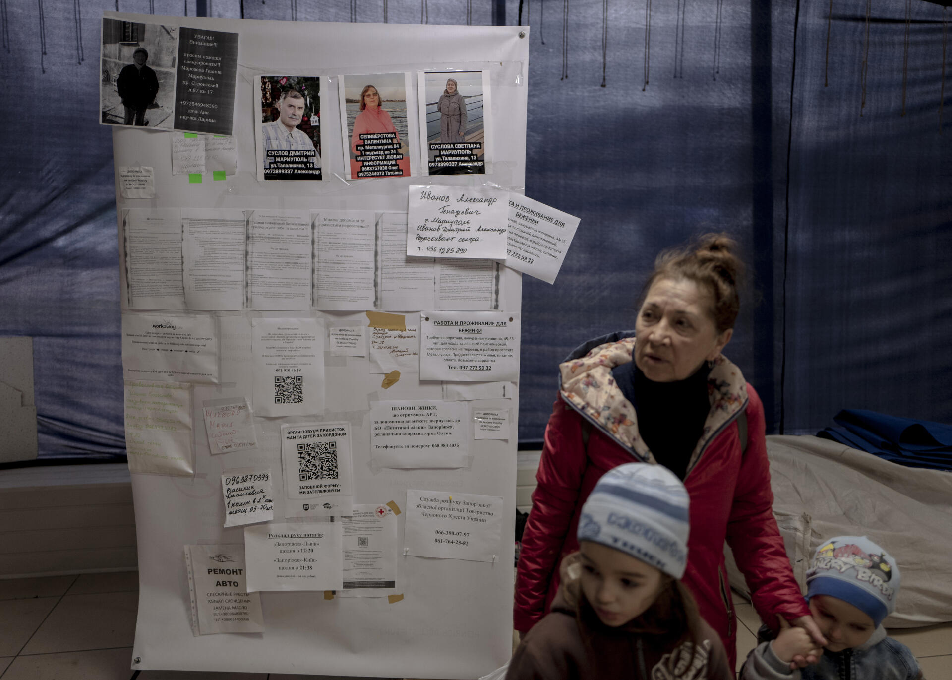 Des avis de recherche de personnes disparues ont été placardés dans le centre d’urgence accueillant les réfugiés de Marioupol, à Zaporijia (Ukraine), le 4 mars.  