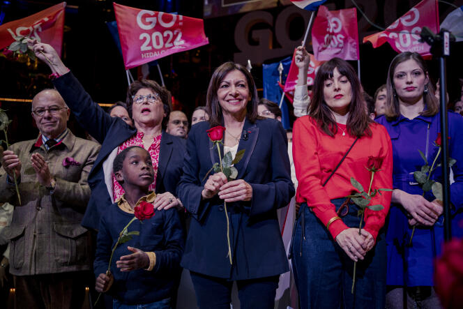 Bernard Cazeneuve, Martine Aubry, Valerie Donzelli, during the meeting of the socialist candidate Anne Hidalgo, at the Cirque d'Hiver, in Paris, on April 3, 2022.