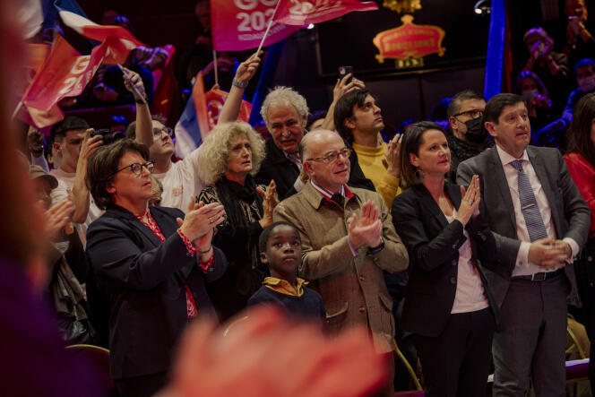 Bernard Cazeneuve, Martine Aubry, Johanna Rolland y Patrick Kanner asisten a la reunión de la candidata socialista Anne Hidalgo, en el Cirque d'Hiver, en París, el 3 de abril de 2022.