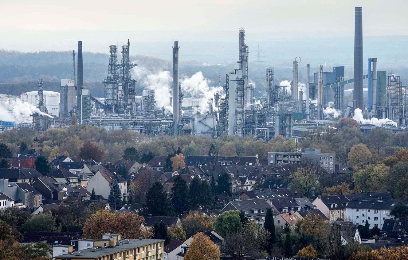 La vapeur d’une raffinerie de pétrole BP s’élève derrière des maisons à Gelsenkirchen, en Allemagne, le 5 novembre 2021. 