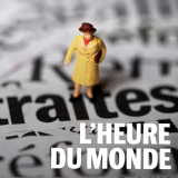 Photo prise le 19 juin 2013 à Paris, d’un personnage miniature photographié sur différentes coupures de journaux traitant du sujet de la réforme des retraites. 
